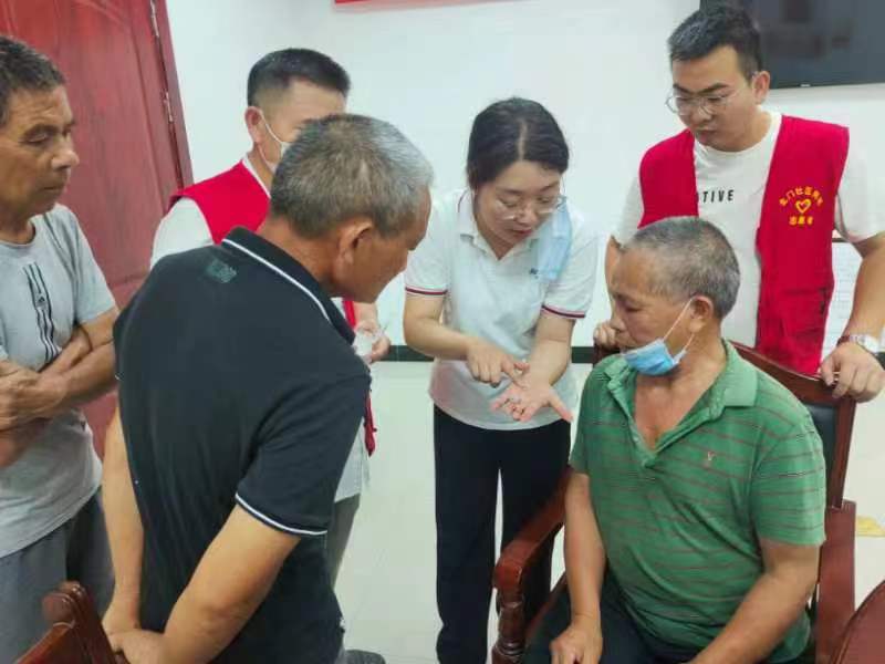 老人耳背警惕痴呆！耳背不戴助听器危害有多大？