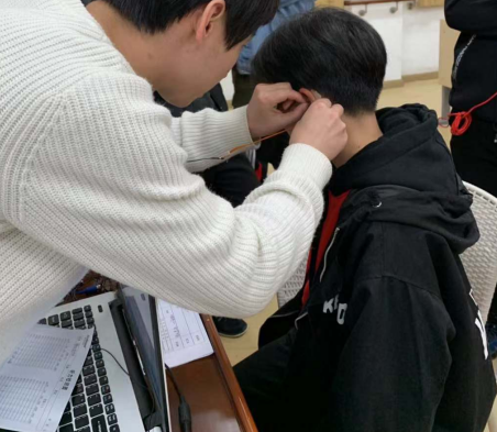 专业验配师讲诉如何佩戴耳背式助听器